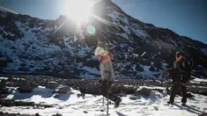 Ximena Gutierrez (kiri), penyintas kanker, saat mendaki gunung Pico de Orizaba dalam sebuah ekspedisi di Puebla, Meksiko, pada tanggal 24 November 2023. (Rodrigo Oropeza/AFP)
