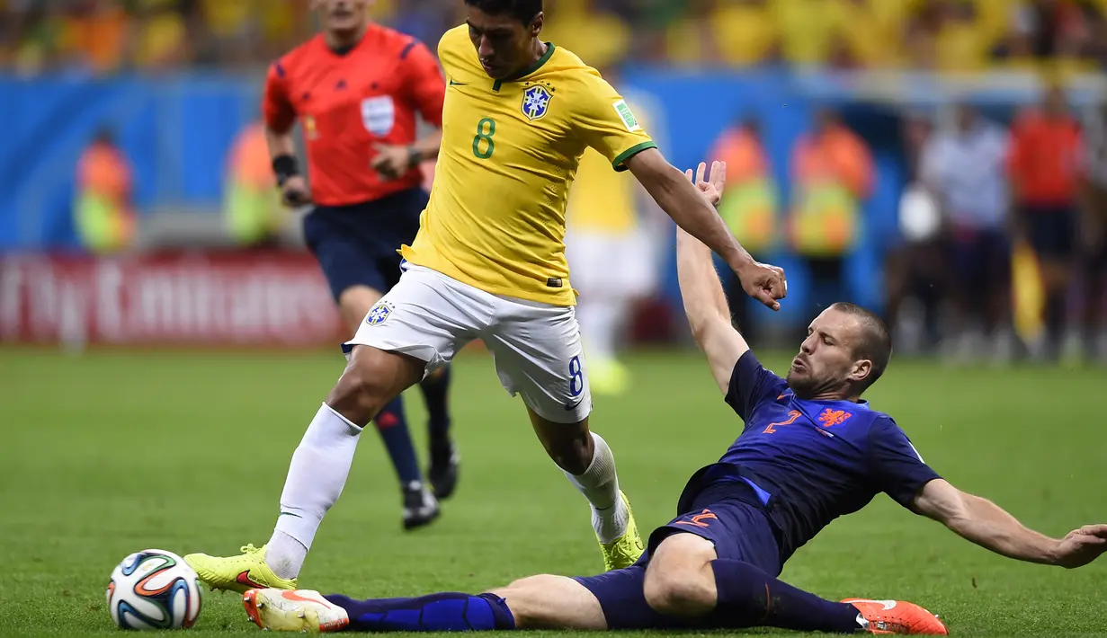 8. Ron Vlaar - Namanya mungkin tidak tenar tapi mampu membawa Belanda finis peringkat ketiga Piala Dunia 2014. Ketika itu lini belakang Oranje dianggap tidak memiliki kualitas hingga dirinya mampu menjadi solusi. (AFP/Fabrice Coffrini)