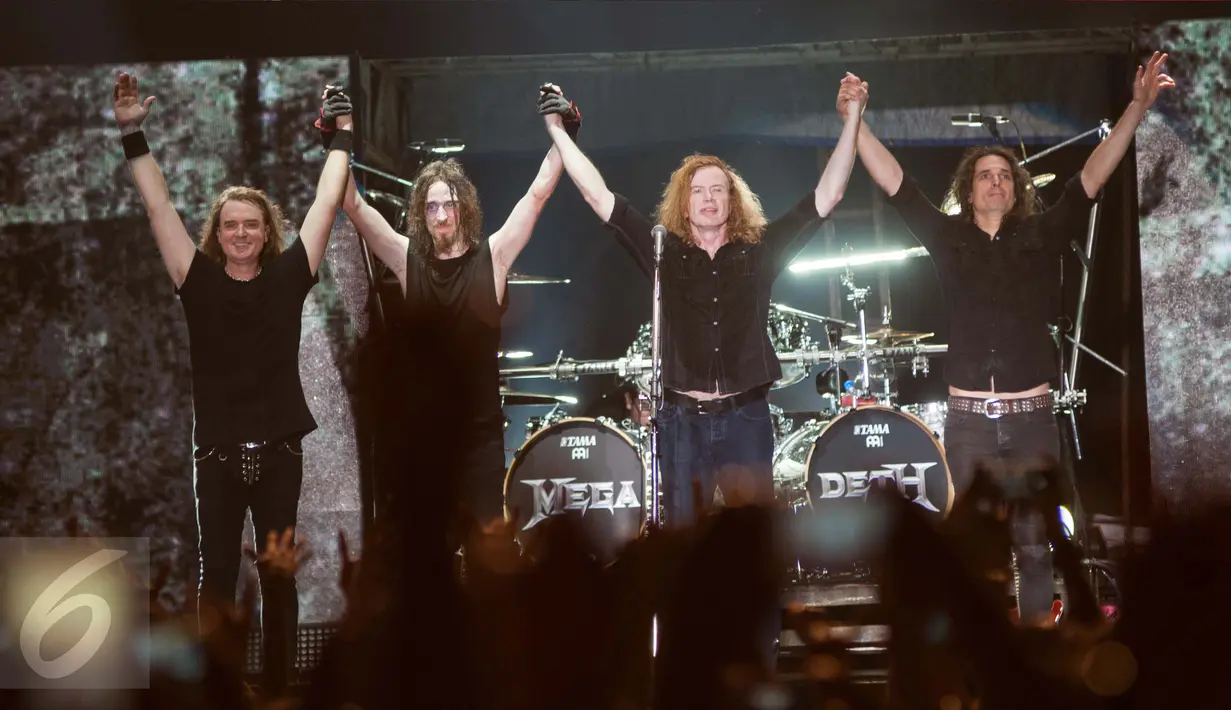 Penampilan band trash metal Megadeth pada acara Hammersonic 2017 di Echo Park, Ancol, Jakarta, Minggu (7/5). 'Holy Wars...The Punishment Due' yang menutup penampilan Megadeth di Hammersonic 2017 ini dengan gemilang. (Liputan6.com/Gempur M Surya)
