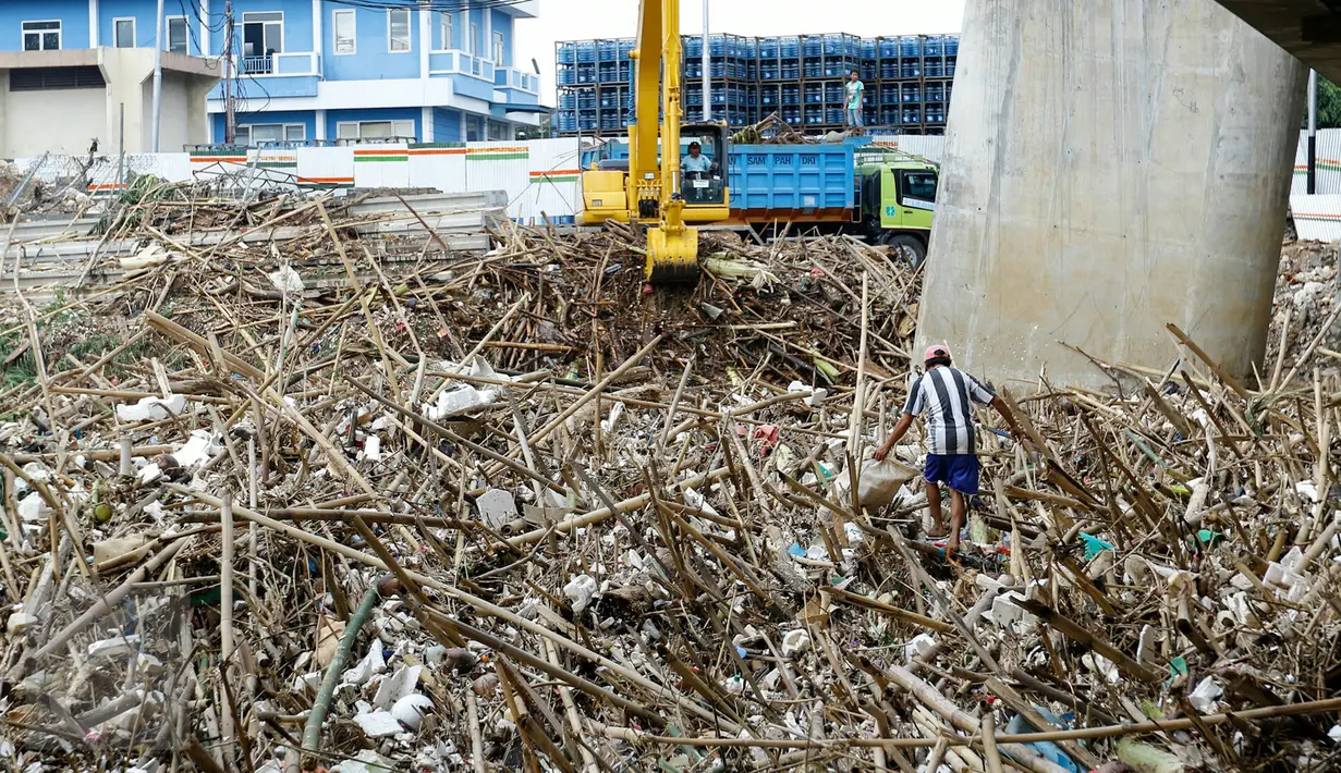 Pemulung mencari sampah plastik di sela-sela tumpukan sampah di aliran sungai Ciliwung tepat bawah fly over Kalibata, Jakarta, (16/11/2015). Pasca datangnya air kiriman dari Bogor, tumpukan sampah menumpuk di bawah jembatan. (Liputan6.com/Yoppy Renato)