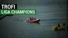 Berita video legenda Liverpool, Ian Rush, membawa trofi Liga Champions dengan kapal bermotor menuju lapangan mengapung di area festival pada Kamis (1/6/2017). Rush yang membawa trofi tersebut karena dirinya juga merupakan legenda untuk negaranya, Wal...