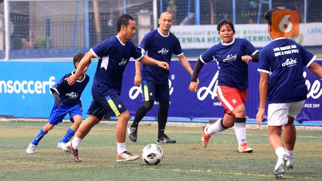 Foto: Nostalgia Legenda Sepak Bola Indonesia, Atep Beraksi Bersama Elie Aiboy dan Kurniawan Dwi Yulianto