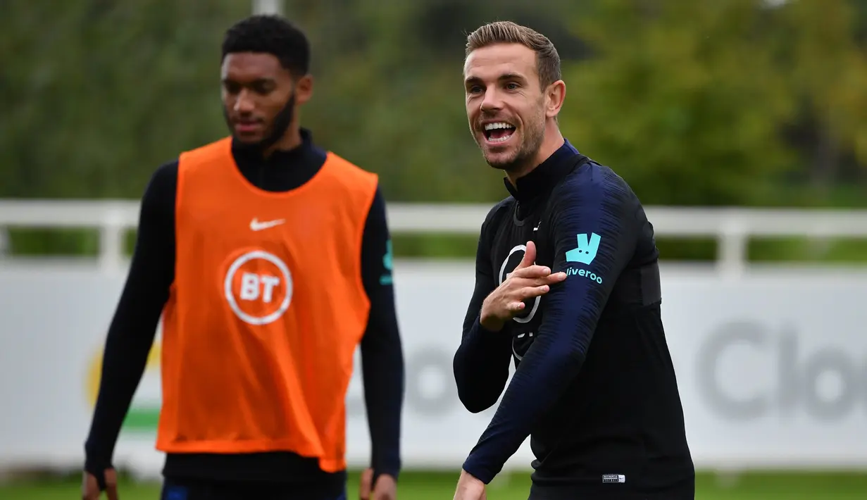 Gelandang Inggris Jordan Henderson (kanan) saat mengikuti sesi latihan tim di St George's Park di Burton-on-Trent (6/9/2019). Inggris akan bertanding melawan Bulgaria pada grup A kualifikasi Euro 2020 di stadion Wambley. (AFP Photo/Paul Ellis)