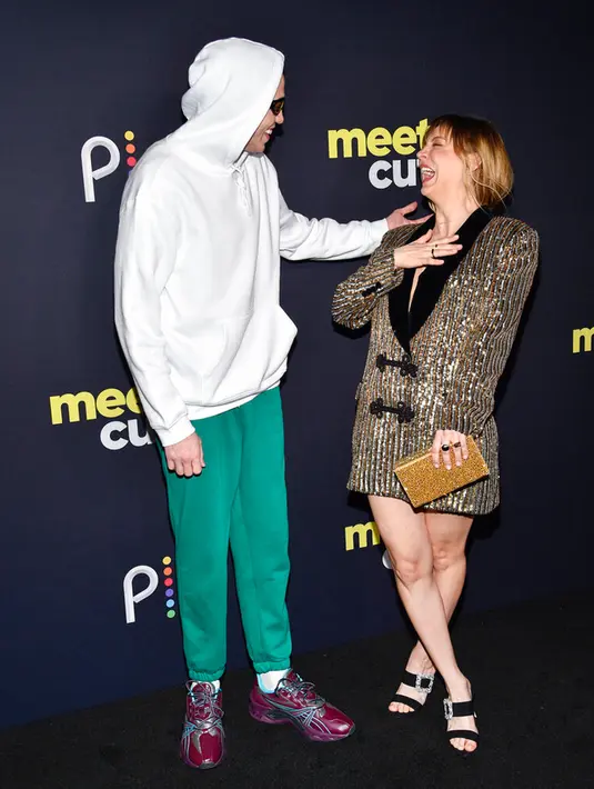 Pete Davidson (kiri) dan Kaley Cuoco menghadiri pemutaran perdana film 'Meet Cute' di Manhattan West Plaza, New York, Amerika Serikat, 20 September 2022. Komika berusia 28 tahun itu menghadiri pemutaran perdana film komedi romantis barunya, 'Meet Cute', bersama lawan mainnya, Kaley Cuoco. (Photo by Evan Agostini/Invision/AP)