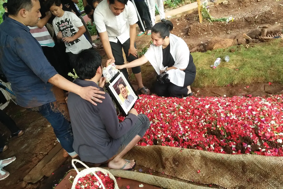 Pemakamn Ayah Novita Angie