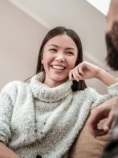 ilustrasi perempuan tertawa/Photo by YAKOBCHUK VIACHESLAV (Shutterstock)