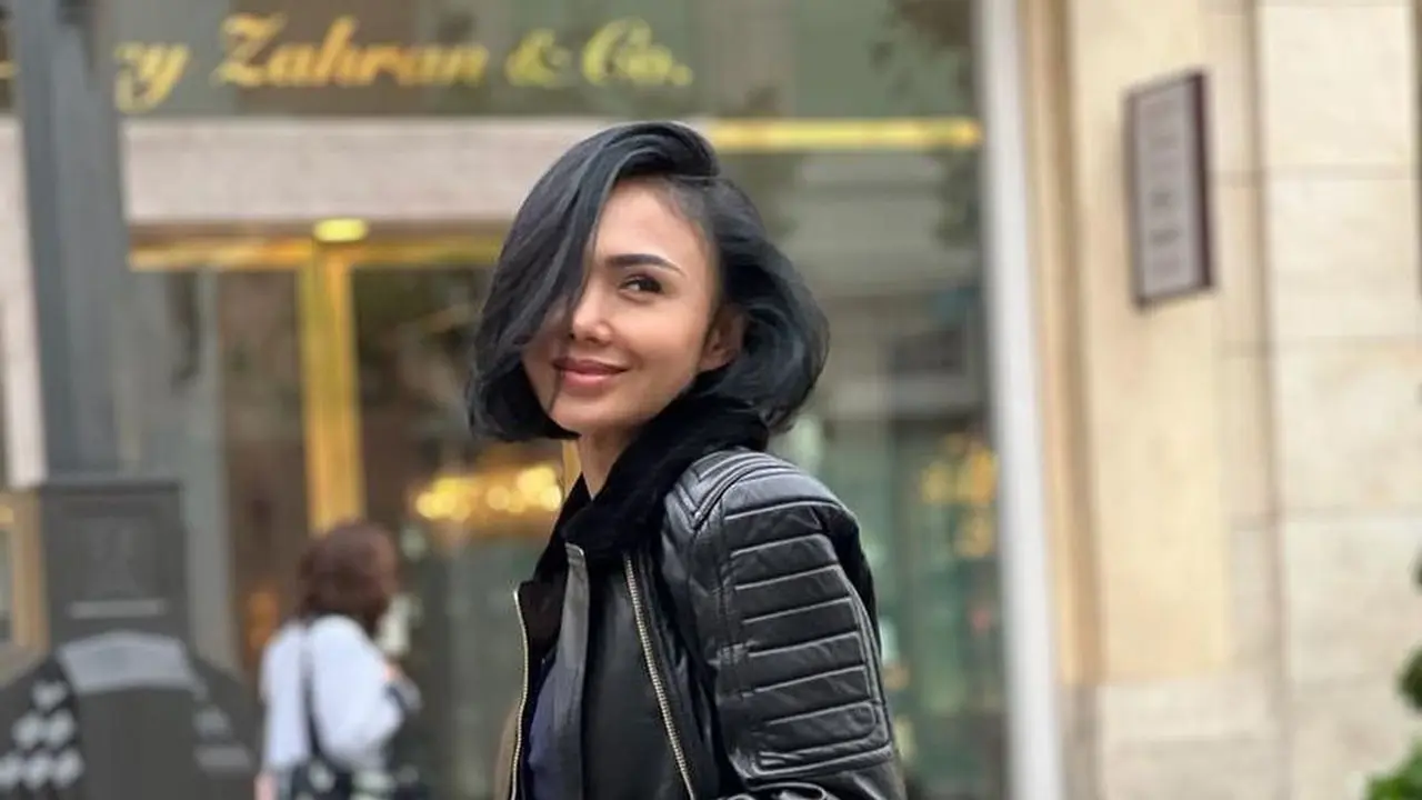 8 Gaya Awet Muda Yuni Shara yang Makin Fashionable di Usia 50an Tahun