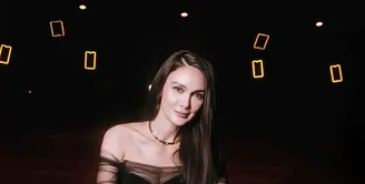 Kali ini, bukan hanya soal gaun glamor rancangan Hian Tjen yang memesona, tapi juga transformasi gaya rambutnya yang begitu mencolok dan memikat. [@lunamaya].