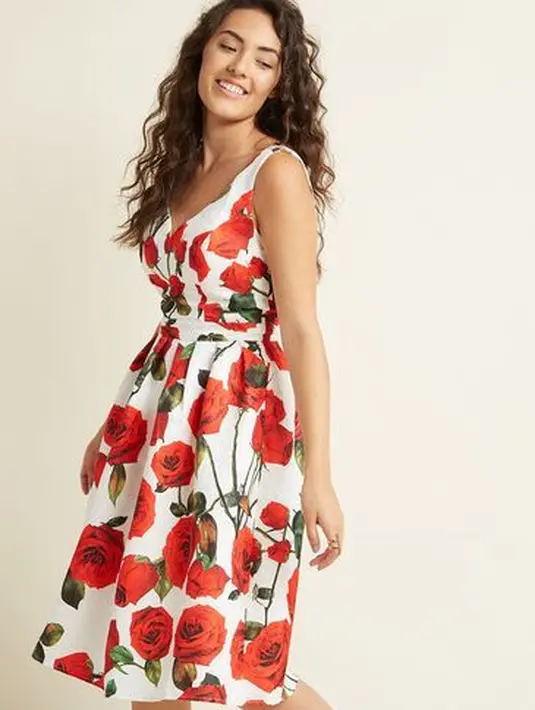 Fit & Flare adalah tipe dress yang mirip dengan belted crewneck, akan membuat tubuhmu terlihat bagus, bagaimana pun bentuk aslinya. Garis leher pada dress ini juga memamerkan area dada tanpa kesan berlebihan.