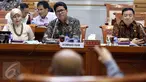 Ketua Komnas HAM Imdadun Rahmat (tengah) mengikuti Rapat Dengar Pendapat (RDP) dengan Komisi III DPR RI, Jakarta, Rabu (29/3). Rapat tersebut membahas Calon Anggota Komnas HAM Periode 2017-2022 dan Pansel Seleksi Komnas HAM. (Liputan6.com/Johan Tallo)