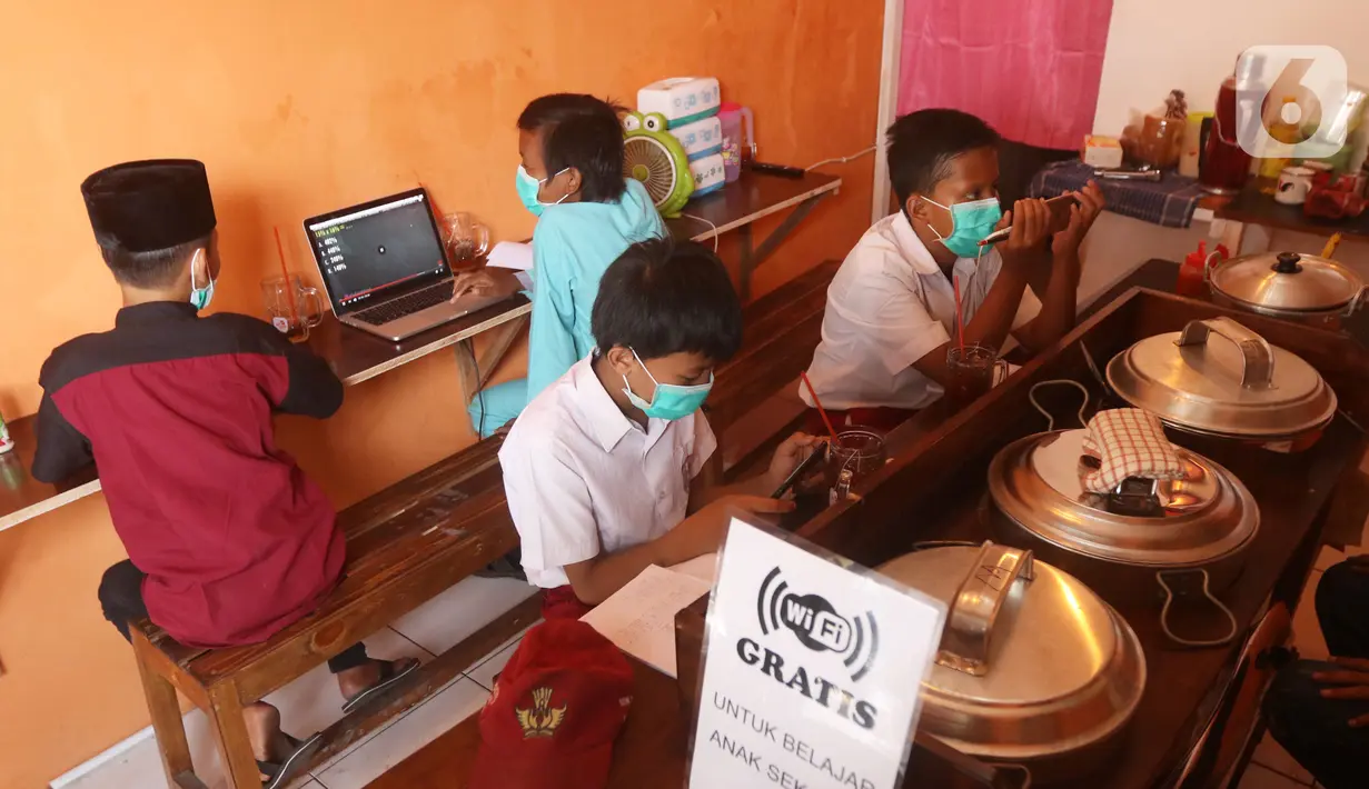 Sejumlah siswa sekolah dasar belajar dengan menggunakan wifi gratis yang disediakan oleh warkop Rizki, di Pondok Aren, Tangerang Selatan, Rabu (29/7/2020). Wifi gratis disediakan untuk membantu anak anak sekitar yang tidak memiliki jaringan internet dan smartphone. (Liputan6.com/Angga Yuniar)