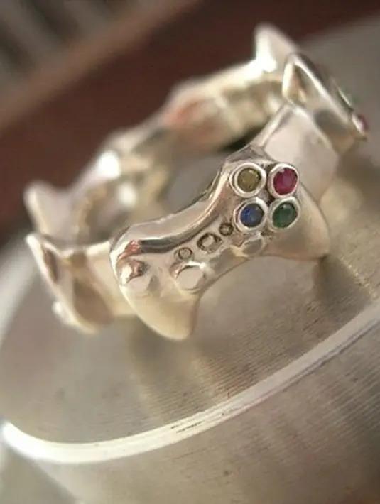 Satu lagi cincin nikah untuk penggila game. Cincin nikah ini terbuat dari silver dengan hiasan empat Xbox controller. (www.technabob.com)