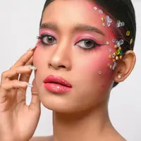 Makeup glamor dengan gaya yang berani (Foto dok : Freepik/jcomp).