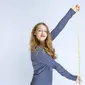 Ilustrasi perempuan mengukur tinggi badan dengan alat ukur. (Foto: Freepik/Racool_studio)