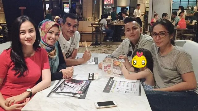 Jarang Tersorot, Ini 6 Potret Kebersamaan Andhika Pratama dan Dua Adiknya