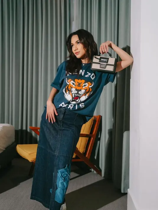 Padukan t-shirt Kenzo dan rok denim, Azizah Salsha jinjing tas Kenzo seharga Rp28,7jutaan. [@azizahsalsha_]