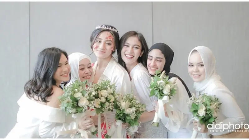 7 Momen Bridal Shower Margin Wieheerm Tunangan Ali Syakieb, Serba Putih