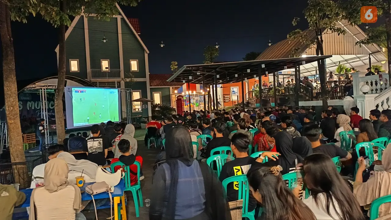 Nobar sepakbola di wisata alam Oasis Sukabumi. (Liputan6.com/Fira Syahrin).