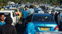 Sejumlah sopir taksi terlihat memarkir kendaraannya di Silang Monas, Selasa (22/3).