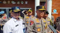 Kapolda Jatim Irjen Pol Imam Sugianto saat meninjau Pos Operasi Puri Agung 2024 di Pelabuhan Ketapang Banyuwangi (Hermawan Arifianto /Liputan6.com)