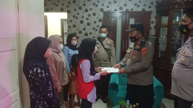 Penyerahan tali asih disaksikan langsung oleh ibu asuh Indah Pratiwi, Vivi