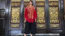 <p>Istri Menteri Perindustrian Agus Gumiwang, Loemongga Haoemasan tampil elegan dibalut blouse motif songket warna merah-kuning dan celana kulot warna hitam. [@loemongga]</p>