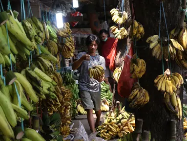 Aktivitas jual beli pisang di Pasar Lembang, Tangerang, Sabtu (3/10/2020). Pandemi Covid-19 berdamak pada permintaan pisang di pasar tersebut yang mengalami penurunan. (Liputan6.com/Angga Yuniar)