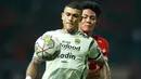 Pemain Persib Bandung, Ciro Alves (kiri), berebut bola dengan pemain Persija Jakarta, Firza Andika, dalam dalam laga tunda pekan ke-28 BRI Liga 1 2022/2023 yang berlangsung di Stadion Patriot Candrabhaga, Jumat (31/3/2023). (Bola.com/M Iqbal Ichsan)