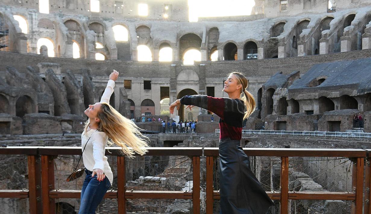 Maria Sharapova menari bersama asistennya di Colosseum, Roma, Minggu (14/5/2017).  (AFP/Vincenzo PInto).