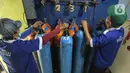 Pekerja mengisi ulang tabung oksigen medis di agen isi ulang oksigen di Cipondoh, Kota Tangerang, Kamis (24/6/2021). Permintaan tabung oksigen kebutuhan medis rumahan dan rumah sakit mengalami peningkatan hingga 100 persen sejak lonjakan kasus COVID-19 di Kota Tangerang. (Liputan6.com/Angga Yuniar)
