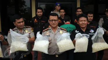 Kapolres Jakarta Barat, Kombes (Pol) Rudy Heriyanto AN (tengah) menunjukan narkotika jenis sabu saat rilis di Jakarta, Rabu (23/3/2016). Sat Narkoba Polres Jakarta Barat mengamankan satu tersangka berikut 16 kg sabu. (Liputan6.com/Helmi Fithriansyah)