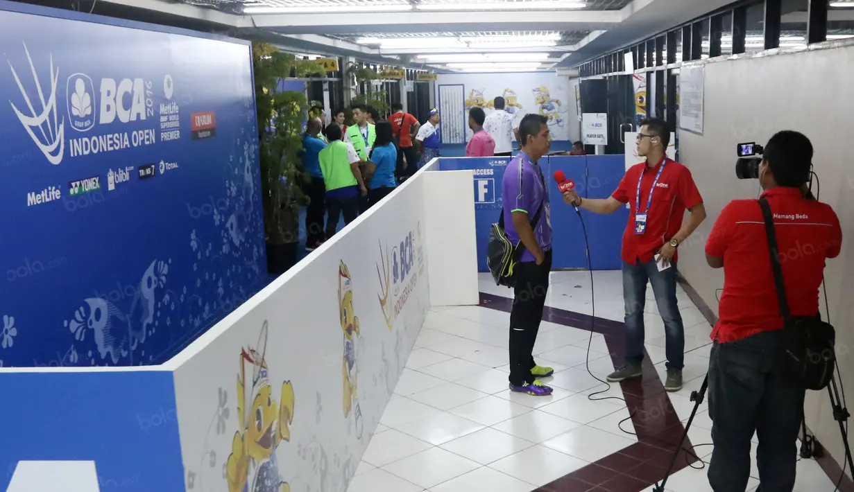Jurnalis Televisi Nasional tengah melakukan peliputan pada turnamen Indonesia Open 2016 di Istora Senayan, Jakarta. (Bola.com/Nicklas Hanoatubun)