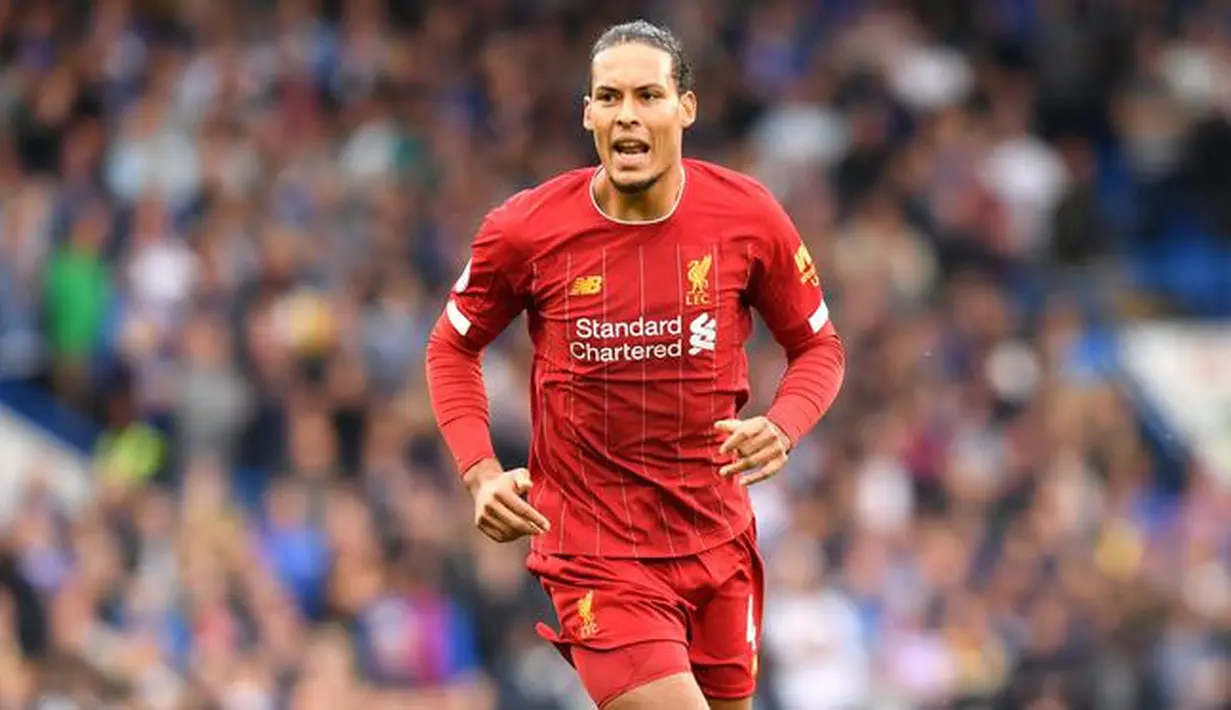 2. Virgil van Dijk - Virgil van Dijk dipastikan menjadi tembok pertahanan Liverpool yang sulit ditembus Arsenal. Ketangguhan bek asal Belanda ini membuat para Liverpool lebih aman dan leluasa untuk tampil menyerang. (AFP/Olly Greenwood)