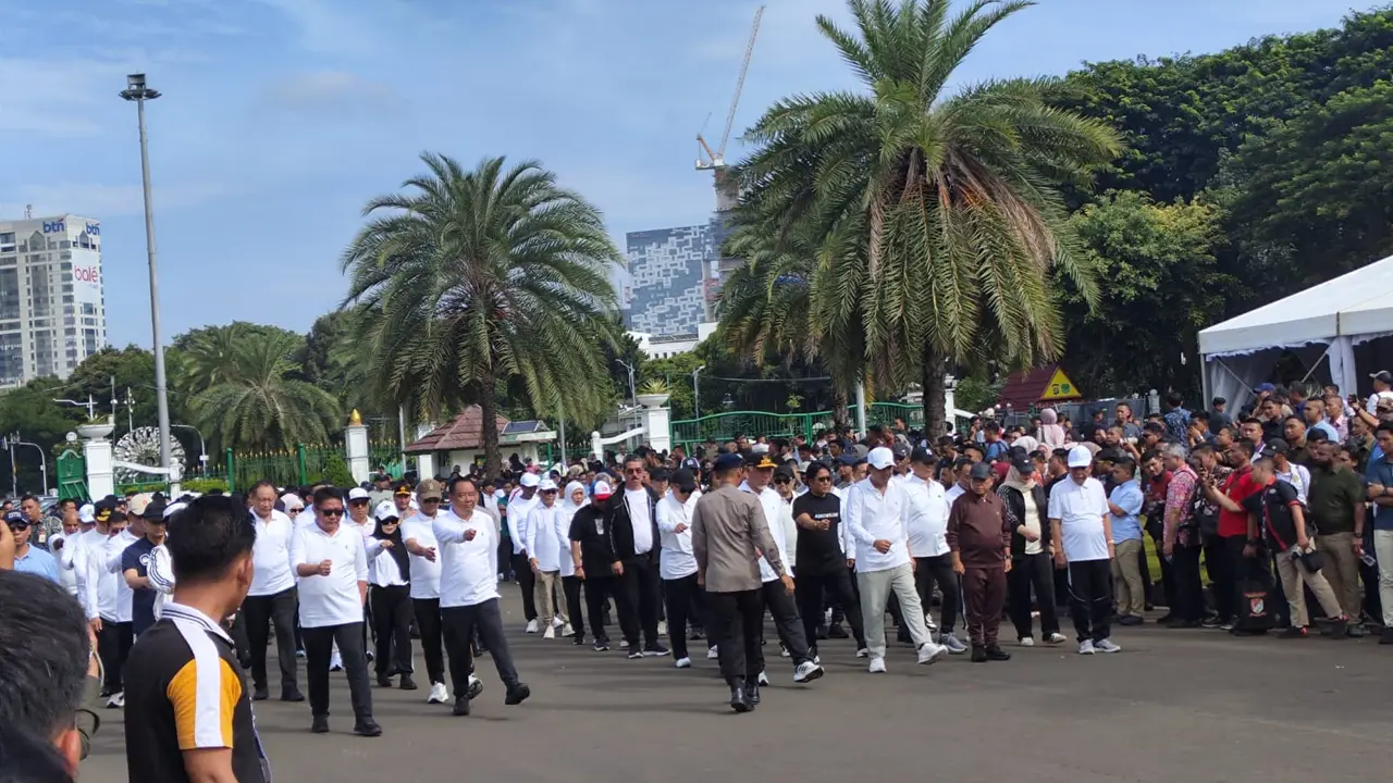 Ratusan kepala daerah terpilih Pilkada 2024 menjalani gladi kotor pelantikan di Jalan Silang Monas Barat Laut, Gambir, Jakarta Pusat, Selasa pagi (18/2/2025).