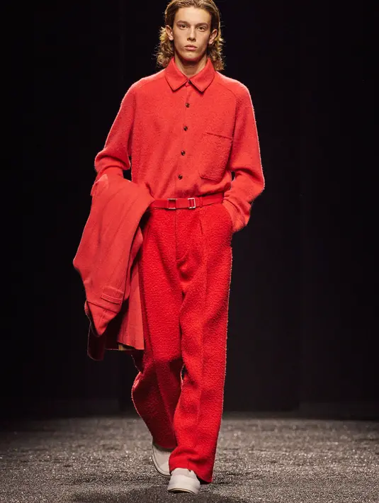 Artistic Director Alessandro Sartori menceritakan pengalaman barunya. Di mana membuat kain mulai dari menenun sampai selesai sampai menantang produsen ZEGNA untuk menjelajahi perairan yang belum dipetakan. [Zegna]