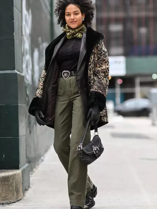 <p>Tidak masalah untuk menambahkan banyak layer. Layering atau kesan tumpuk adalah salah satu cara kita bertahan dengan temperatur udara yang berubah atau berbeda. Mulailah dengan long-sleeved shirt, celana jeans, kaus kaki, dan boots. Tambahkan sweatshirt yang nyaman atau vest, atau bisa juga oversized jersey.</p>