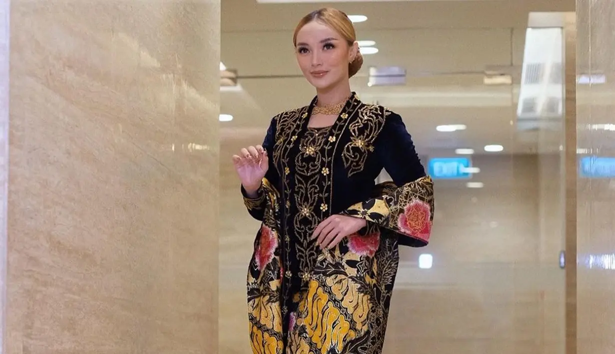 Penampilan Zaskia Gotik dengan kebaya kutu baru berwarna hitam ini juga tak lepas dari sorotan. Dirinya pun terlihat menambahkan aksesoris kalung serta selendang batik yang membuat penampilannya makin manis. (Liputan6.com/IG/@zaskia_gotix)