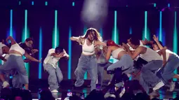 Diva kelahiran 1986 tersebut langsung menghentak panggung dengan membawakan beberapa lagu hitnya, salah satunya “F Yo Love Song”. Tampak dalam foto, penampilan Agnez Mo saat tKonser Raya 31 Tahun Indosiar Luar Biasa hari kedua di Studio 6 Emtek City, Daan Mogot, Jakarta, pada Minggu (11/1/2026) malam. (KapanLagi.com/Budy Santoso)
