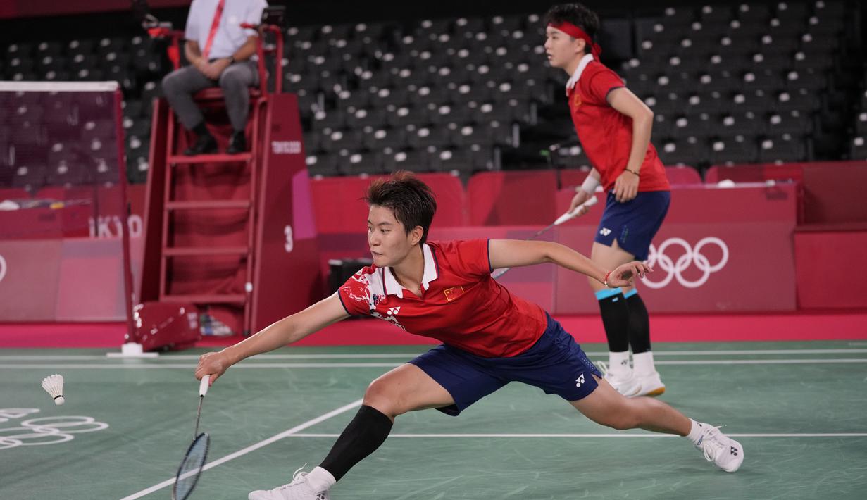 Pebulu tangkis China Yue Du/Yin Hui Li saat melawan pebulu tangkis Indonesia Greysia Polii/Apriyan Rahayu pada perempat final ganda putri di Olimpiade Tokyo 2020, Tokyo, Jepang, Kamis (29/7/2021). Greysia Polii/Apriyan Rahayu menang. (AP Photo/Dita Alangkara)