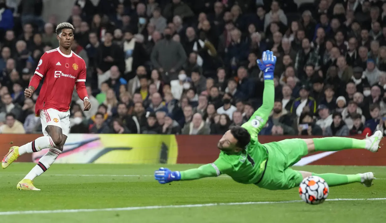 Tiga gol MU masing-masing dicetak oleh Cristiano Ronaldo, Edinson Cavani dan Marcus Rashford. (AP/Frank Augstein)