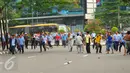 Sopir taksi yang melakukan unjuk rasa terlibat aksi lempar batu dengan pengemudi ojek online, di kawasan Sudirman, Jakarta, Selasa (22/3). Aksi itu pecah saat pengunjuk rasa mendapat perlawan dari pengemudi ojek online (Liputan6.com/Faisal R Syam)