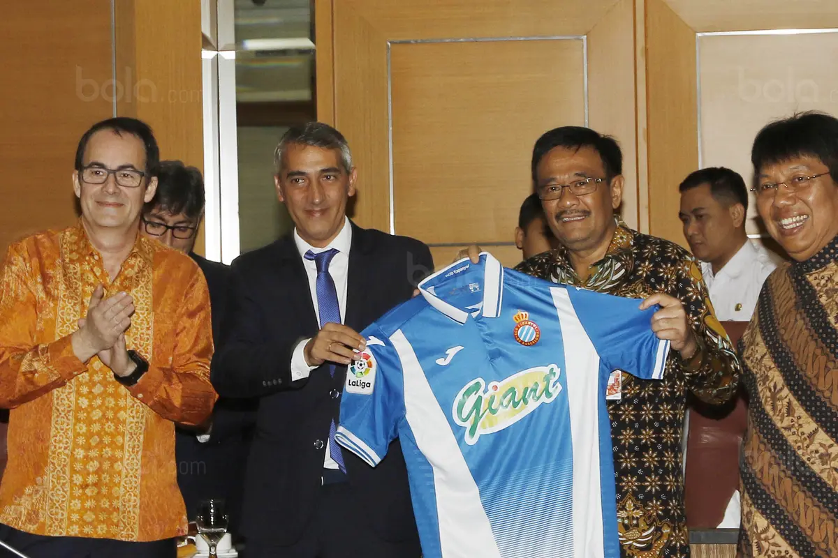 Gubernur DKI Jakarta, Djarot Saiful Hidayat, bersama perwakilan Espanyol dan Persija.
