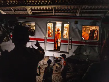 Tim penyelamat bekerja di lokasi terjadinya tabrakan kecelakaan Kereta Api Jarak Jauh (KAJJ) Argo Bromo Anggrek dengan Kereta Rel Listrik (KRL) Commuter Line di Stasiun Bekasi Timur, Jawa Barat, pada Selasa 28 April 2026 dini hari. (Yasuyoshi Chiba/AFP)