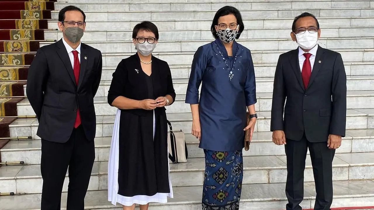 Penampilan 4 Menteri Saat Sambut PM Malaysia, Menlu Retno Marsudi Pakai Sepatu Beda  Warna