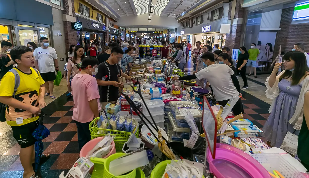 Orang-orang berbelanja di sebuah pasar malam di Shanghai, China timur, pada 15 Juni 2020. Guna mendorong aktivitas perekonomian malam hari di kota tersebut, festival malam digelar di Shanghai sejak awal Juni lalu dengan mengadakan lebih dari 180 aktivitas bertema. (Xinhua/Wang Xiang)