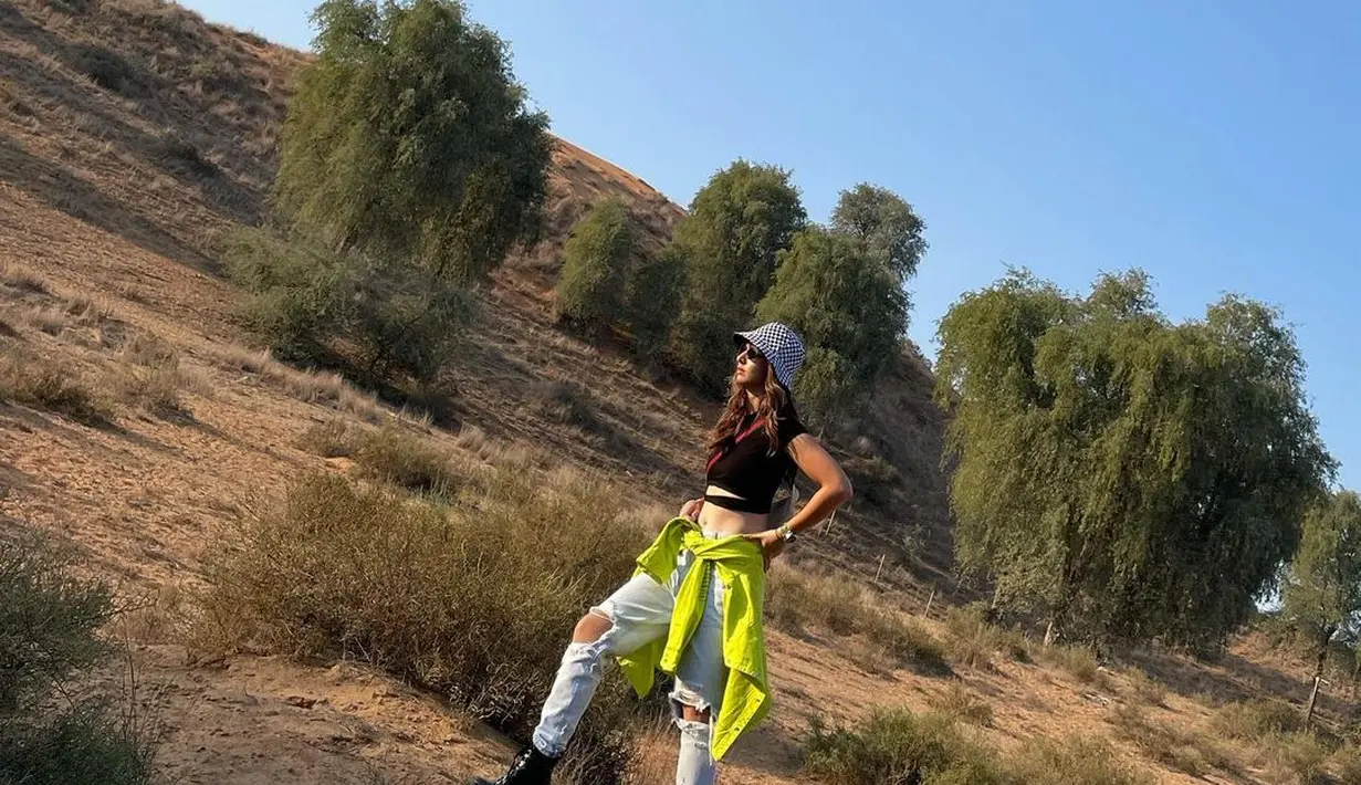 Saat berlibur, bucket hat juga bisa jadi fashion item yang mudah dipakai dan dipadukan dengan ragam gaya. (Foto: Instagram/ Nia Ramadhani)