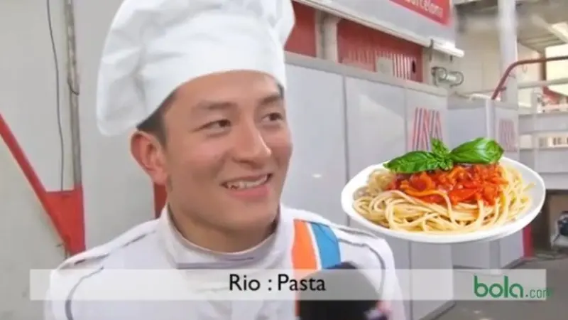 Wah, tak hanya jago balap, Rio Haryanto juga jago masak pasta.