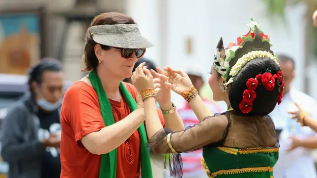 Wisatawan asing ikut menari bersama  saat kunjungan  di Probolinggo (Istimewa)