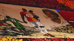 Mereka membentangkan tifo bergambar Victor Osimhen dan mendiang ibunya. Di bawahnya terdapat sepanduk bertuliskan "kita semua saudara, saudara adalah semuanya". (AFP/Yasin Akgul)