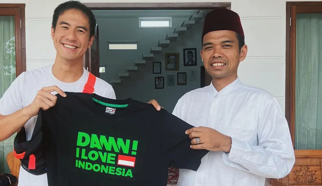Kebersamaan Daniel Mananta dengan pria yang juga akrab disapa UAS ini pun menjadi sorotan. Terlebih, presenter ternama ini juga terlihat mengikuti acara pengajian yang digelar oleh UAS. (Liputan6.com/IG/@vjdaniel)